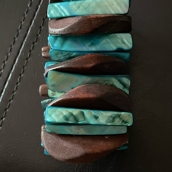 🔥2 for $10🔥Women’s Turquoise and Coconut Shell Bracelet - Picture 3 of 3